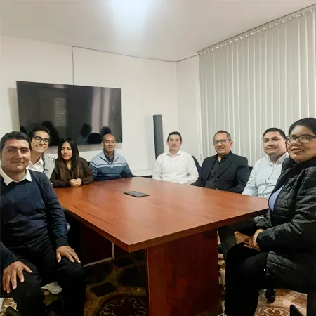 Equipo de Proyéctate Pyme reunido en la sala de directorio de su oficina