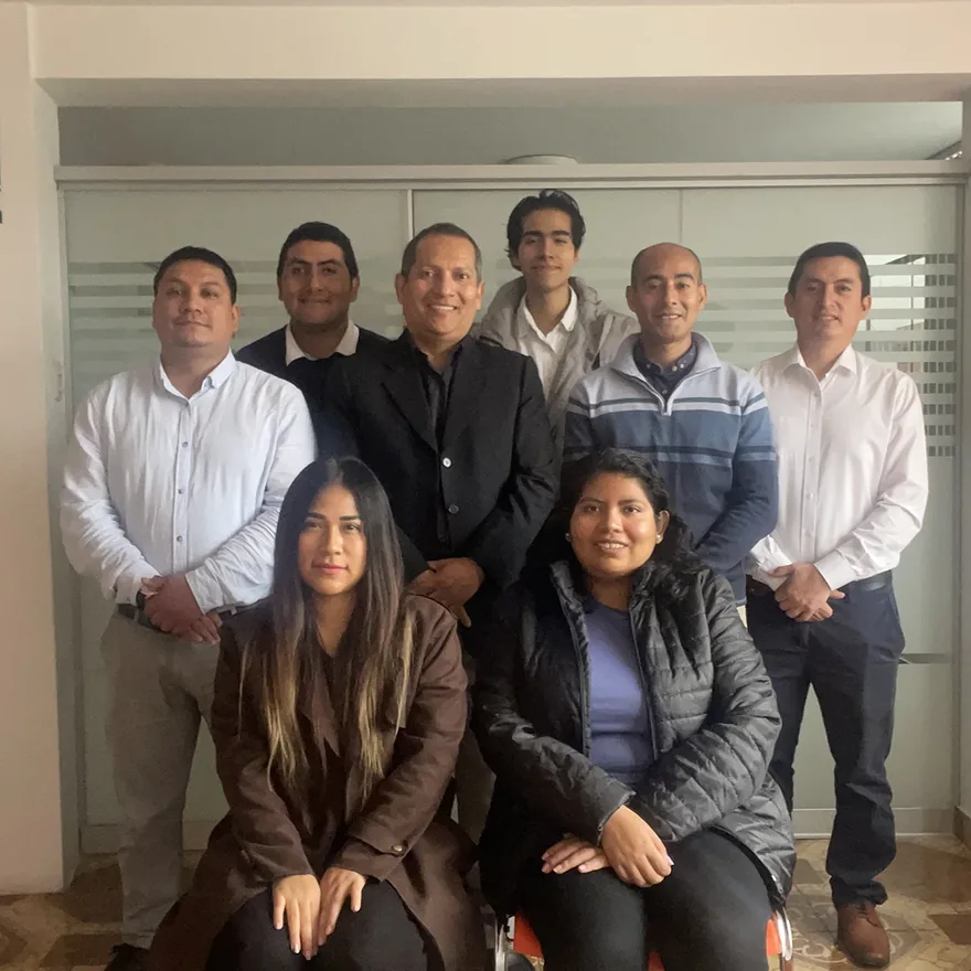Equipo de Proyéctate Pyme en su oficina de Los Olivos